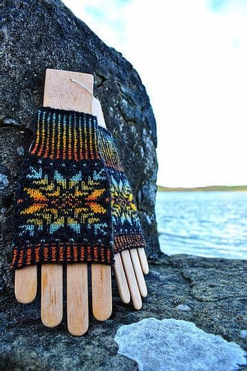 jamieson-s-of-shetland-up-helly-aa-patron-mitaines-jacquard image 2