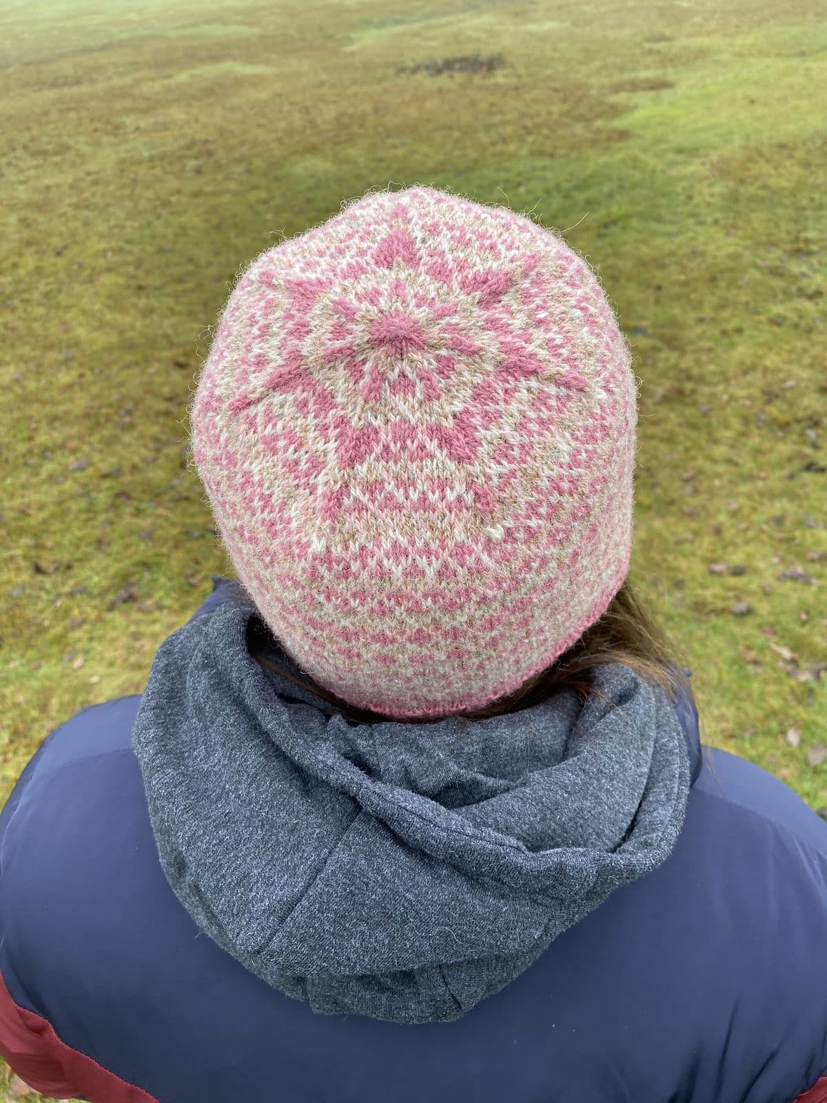 jamieson-s-brodie-beanie-mandy-moore-patron-tricot-bonnet-jacquard image 3
