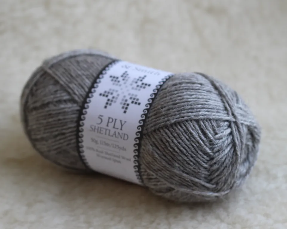 jamieson-smith-5ply-shetland-fil-natural-grey-pelote-50g image 1