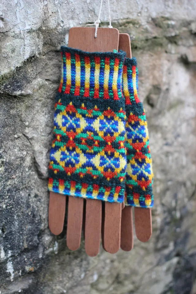 jamieson-smith-kits-parrots-mitts-kit-mitaines-fair-isle image 1