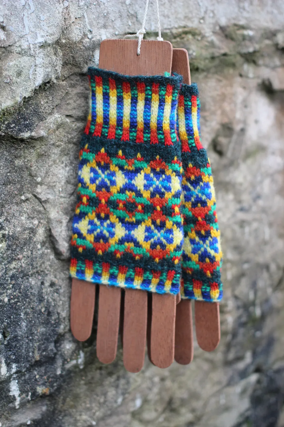 jamieson-smith-kits-parrots-mitts-kit-mitaines-fair-isle image 1