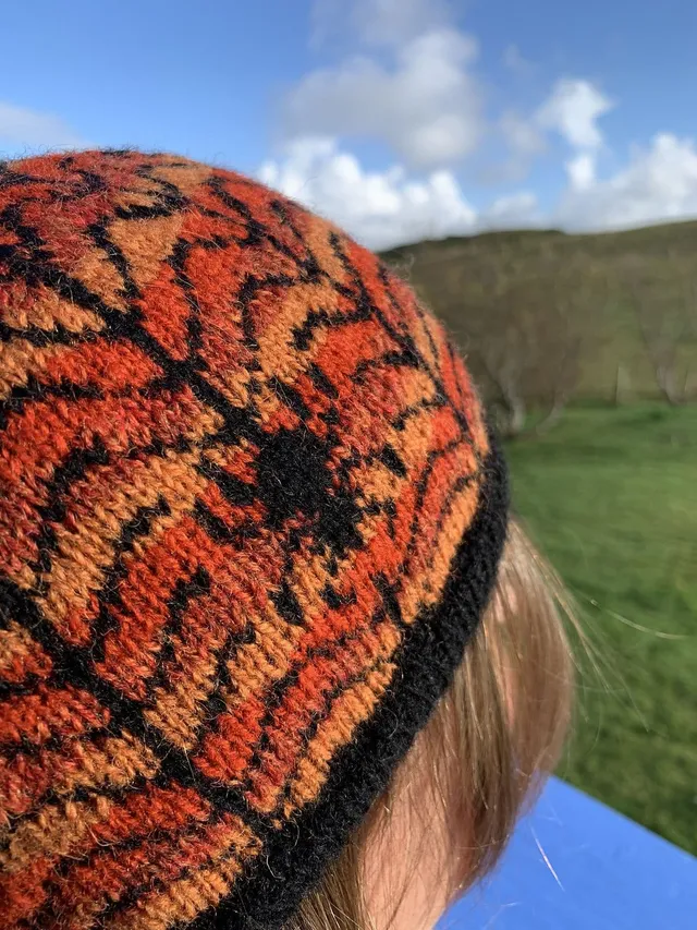 jamieson-s-of-shetland-marmion-beanie-patron-bonnet-araign-e image 1