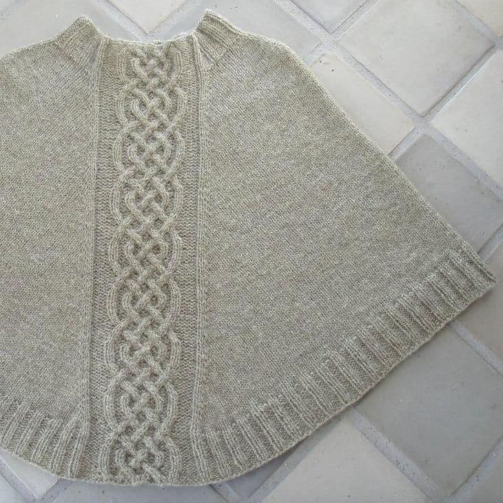 jamieson-s-elf-mound-kastaniestrik-patron-poncho-torsades image 1
