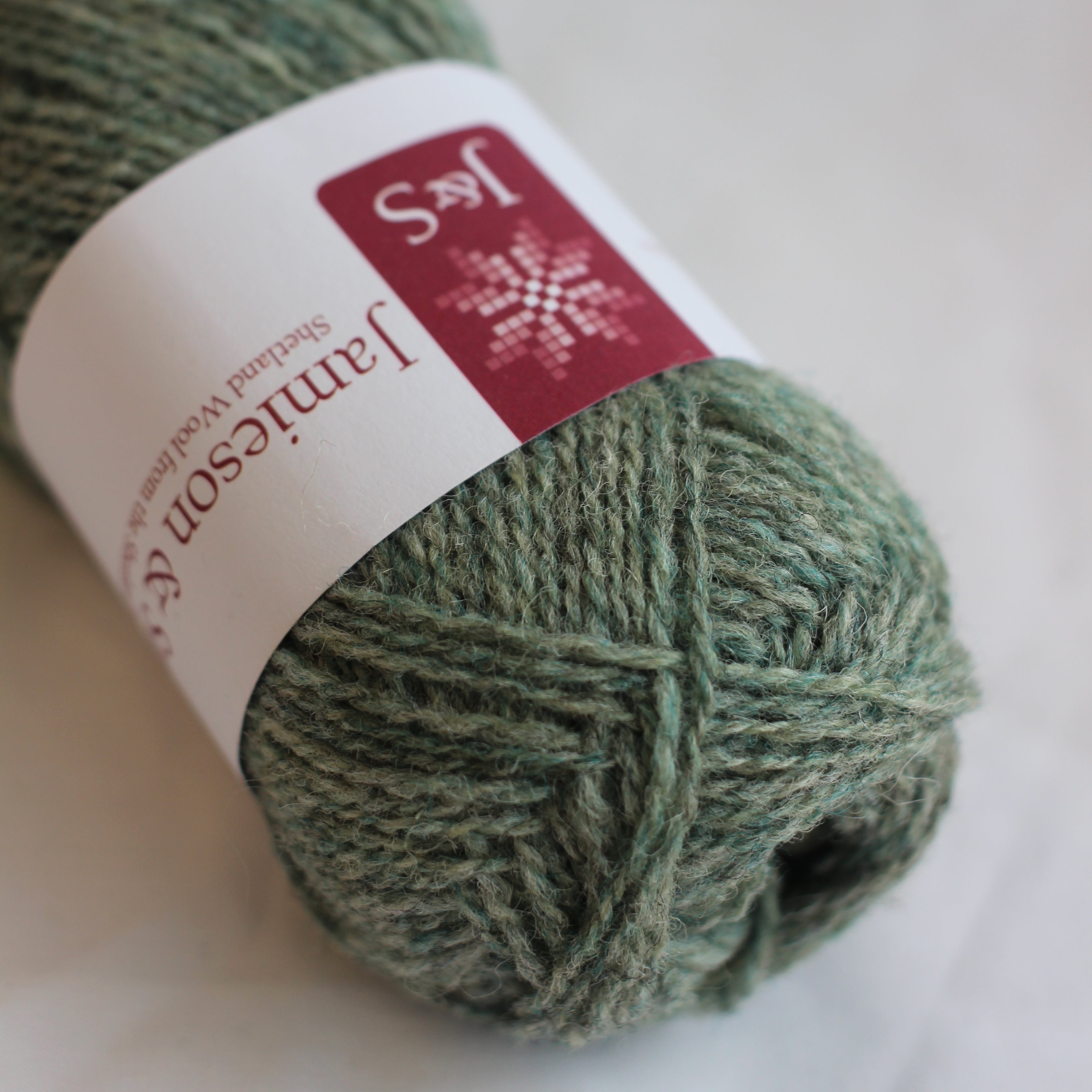 jamieson-smith-2ply-jumper-weight-fil-fc62-gris-vert-25g image 1