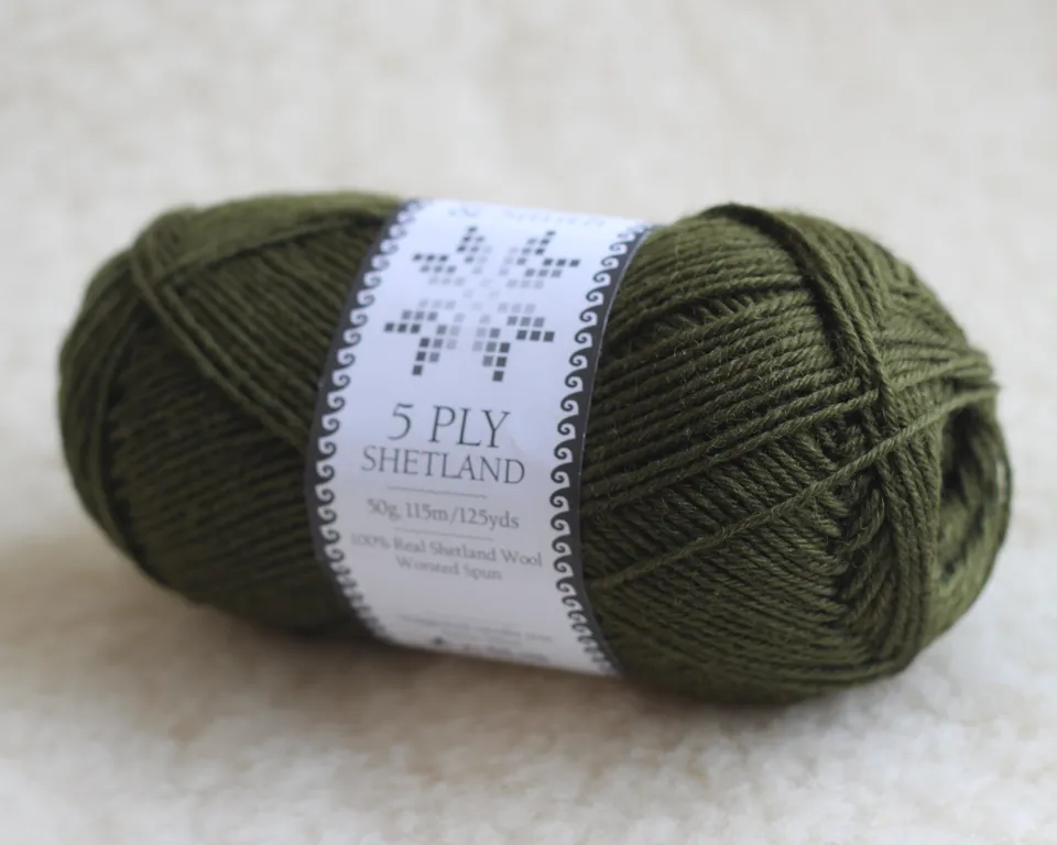 jamieson-smith-5ply-shetland-fil-olive-50g-100-laine image 1