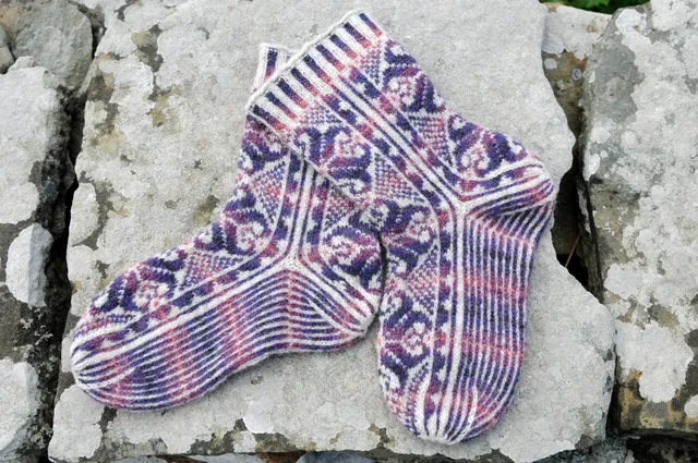 jamieson-smith-wool-brokers-patron-chaussettes-fair-isle-papier image 1
