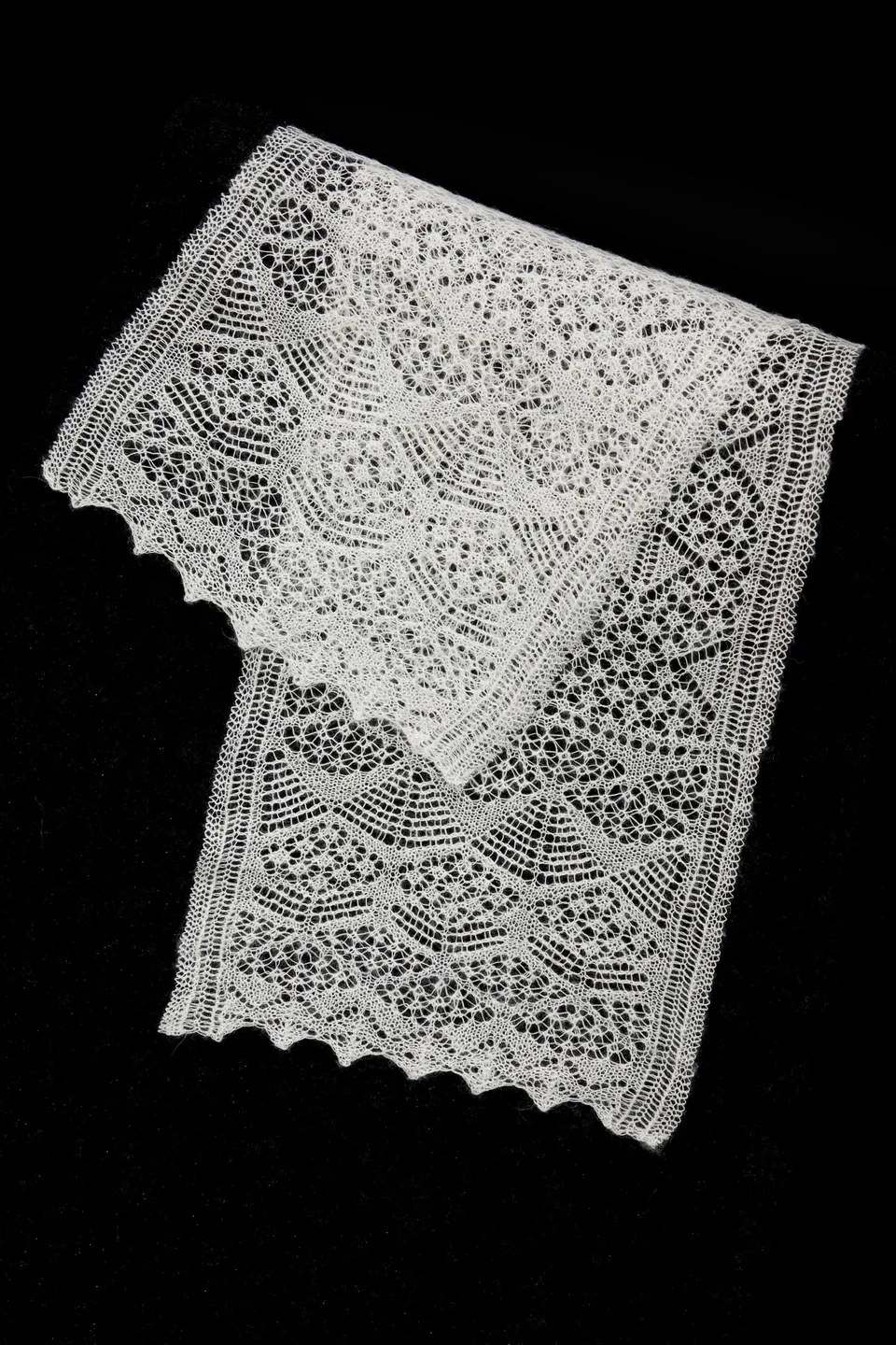 jamieson-smith-anderlea-scarf-patron-charpe-dentelle image 1