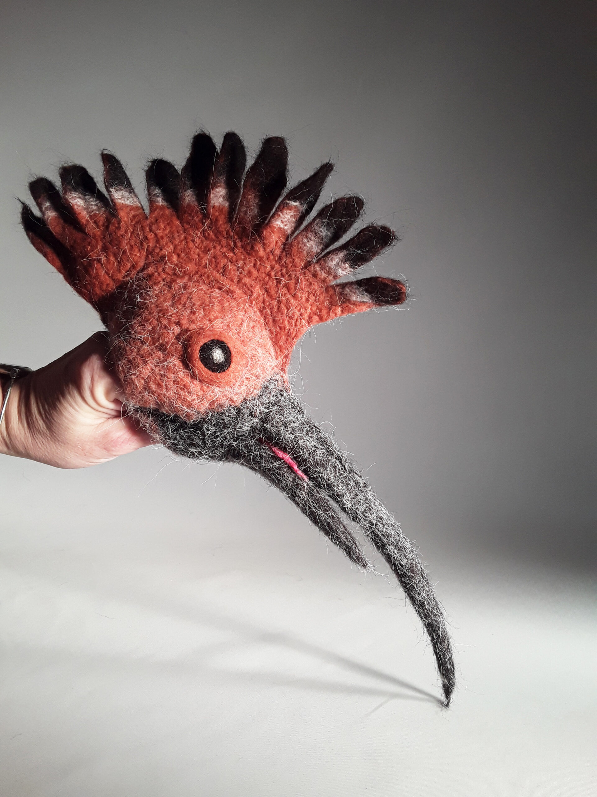 bellaventure-huppe-fasci-e-marionnette-feutre-oiseau-25-cm image 1