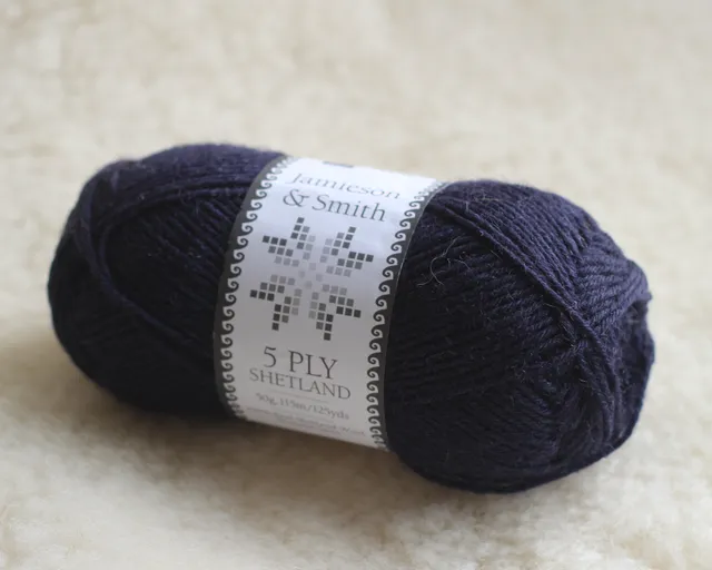 jamieson-smith-5ply-shetland-fil-navy-50g-100-laine image 1
