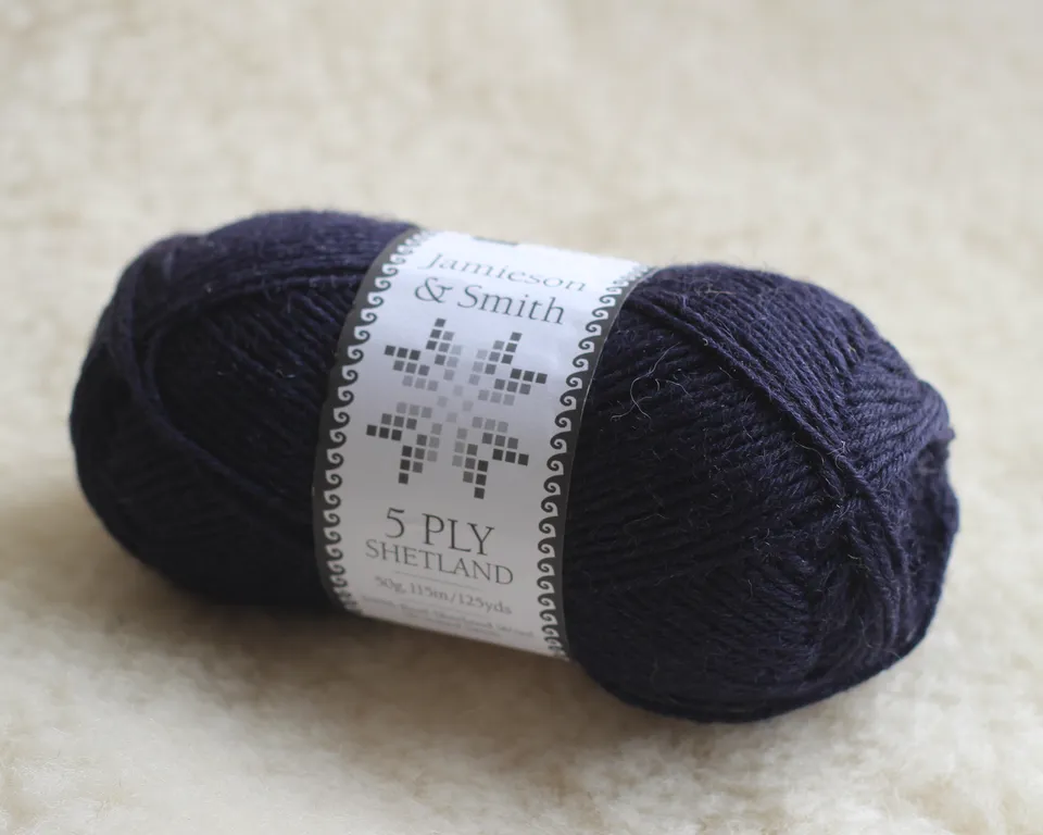 jamieson-smith-5ply-shetland-fil-navy-50g-100-laine image 1