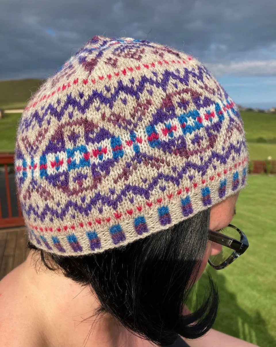 wilma-malcolmson-winter-joy-hat-patron-bonnet-tricot image 1