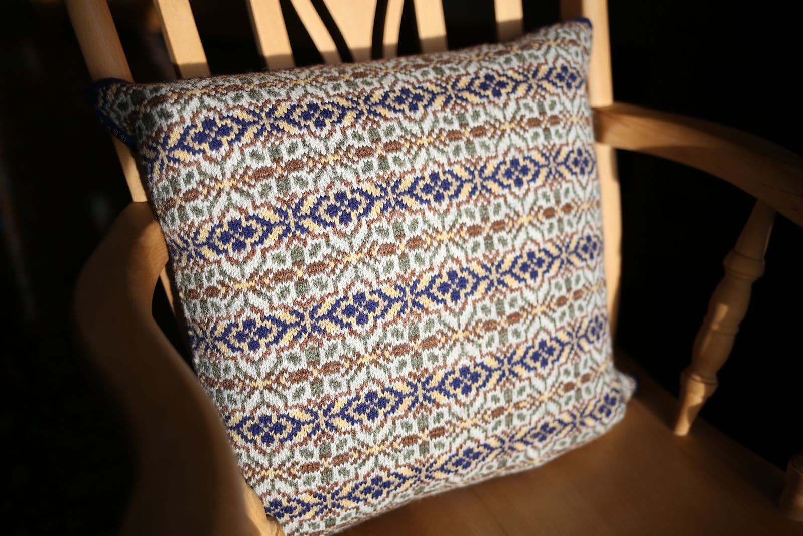 jamieson-s-vermeer-cushion-wilma-malcolmson-patron-coussin image 1