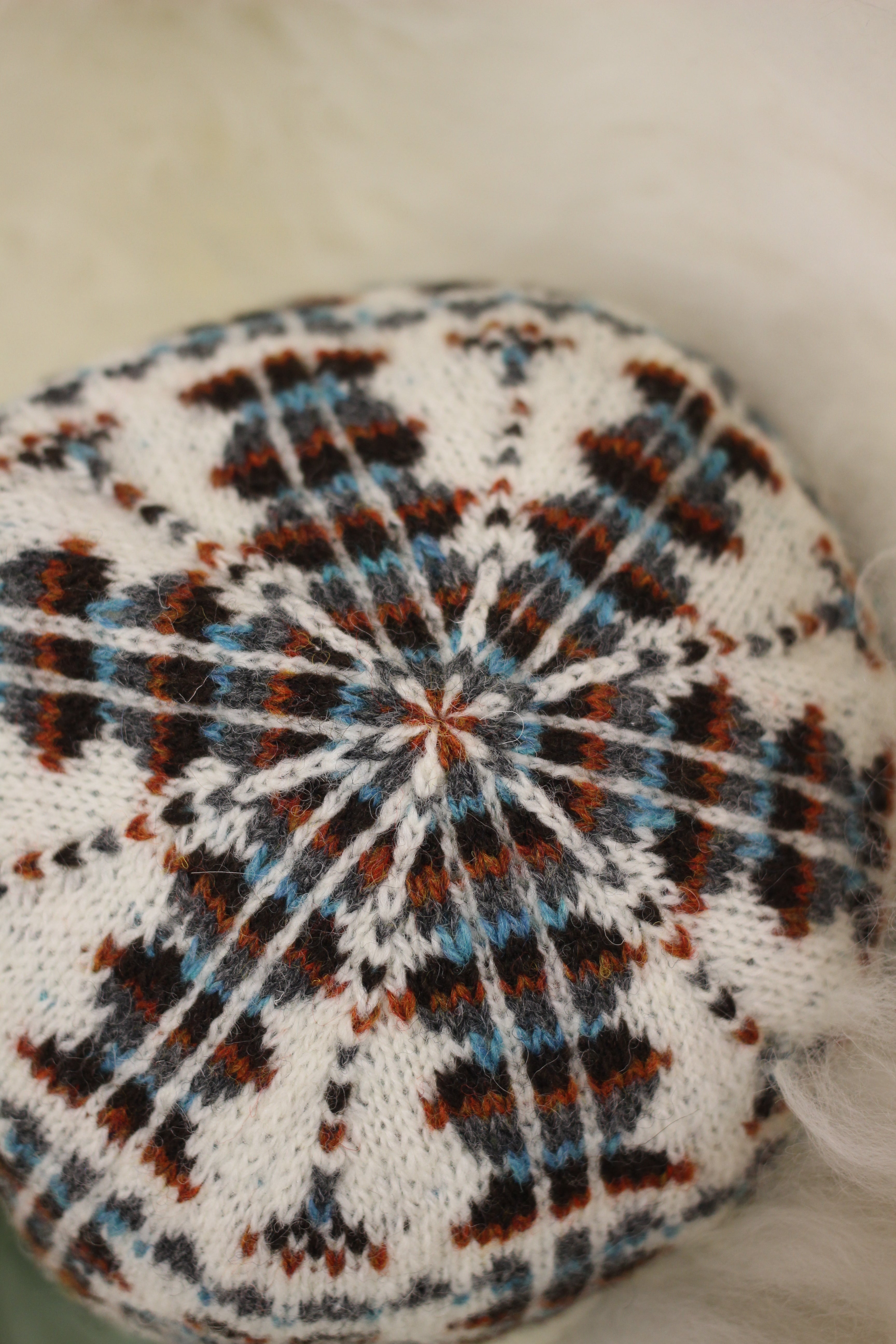 jamieson-smith-sissal-bonnet-moufles-patron-fair-isle image 2