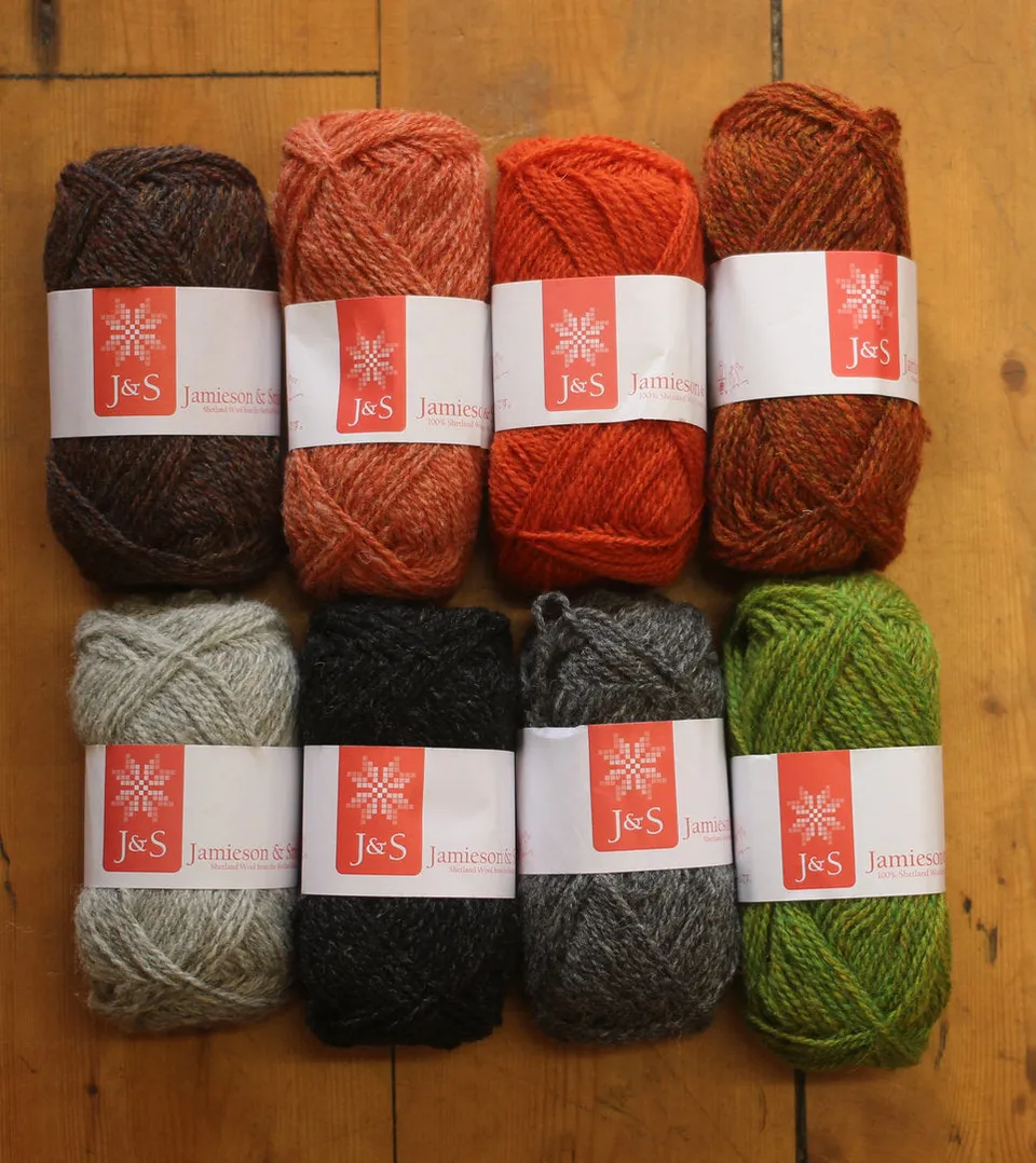 jamieson-smith-yarn-packs-patron-ella-gordon-2016-kit-8-fils image 1