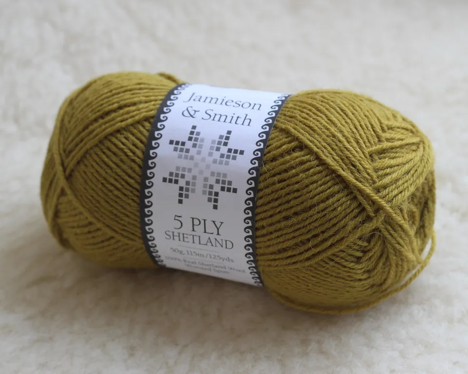 jamieson-smith-5ply-shetland-fil-mustard-pelote-50g-pure-laine image 1
