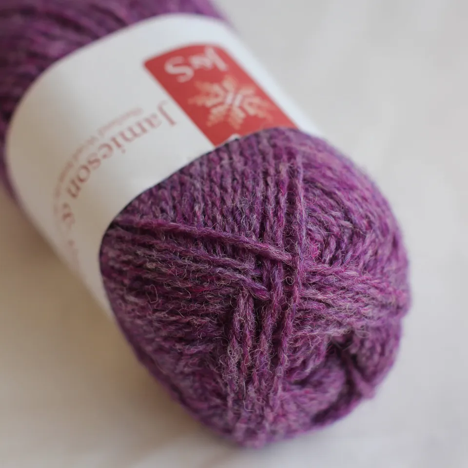 jamieson-smith-2ply-jumper-weight-123-fil-tricoter-violet-25g image 1
