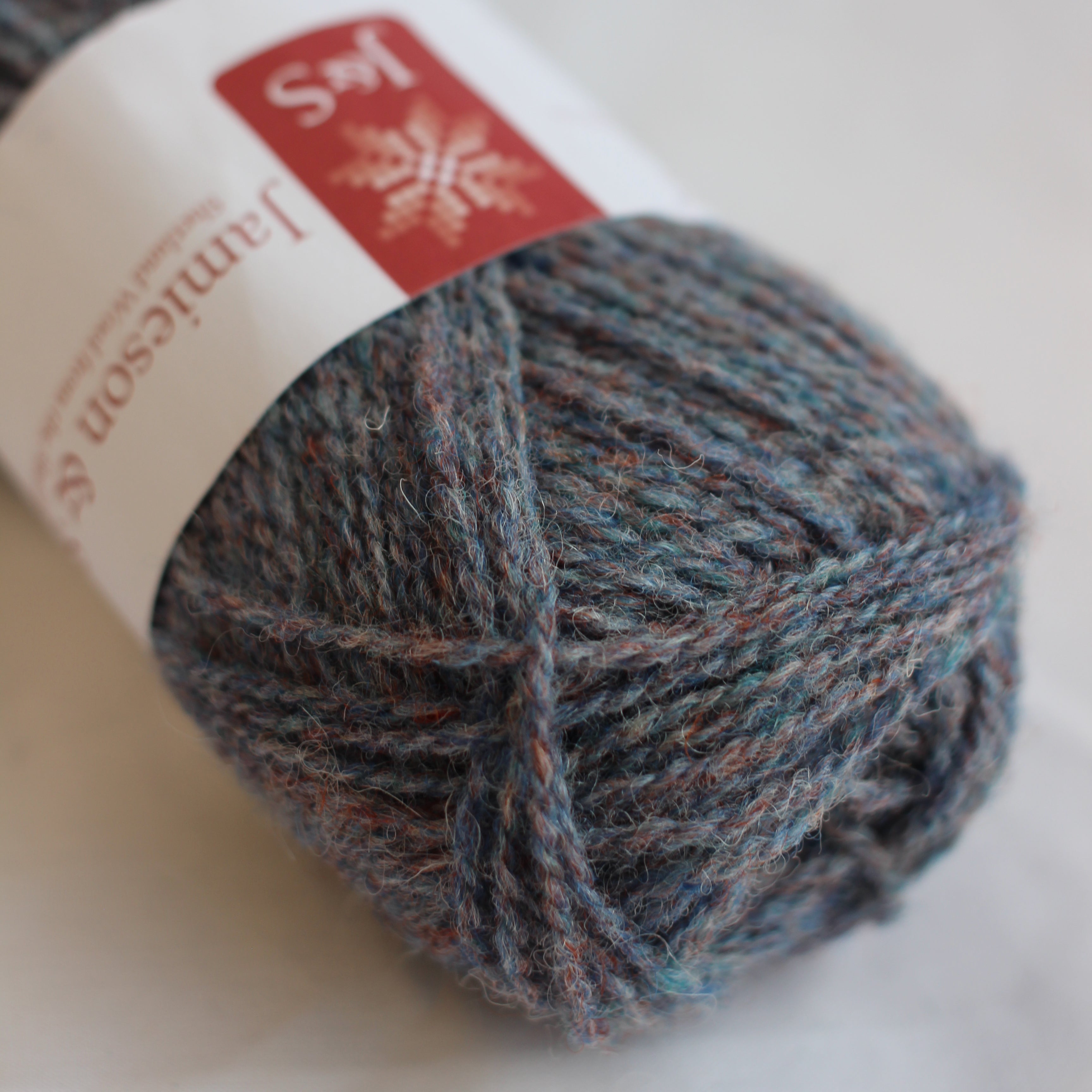 jamieson-smith-2ply-jumper-weight-fc52-fil-violet-bleu-chin-25g image 1