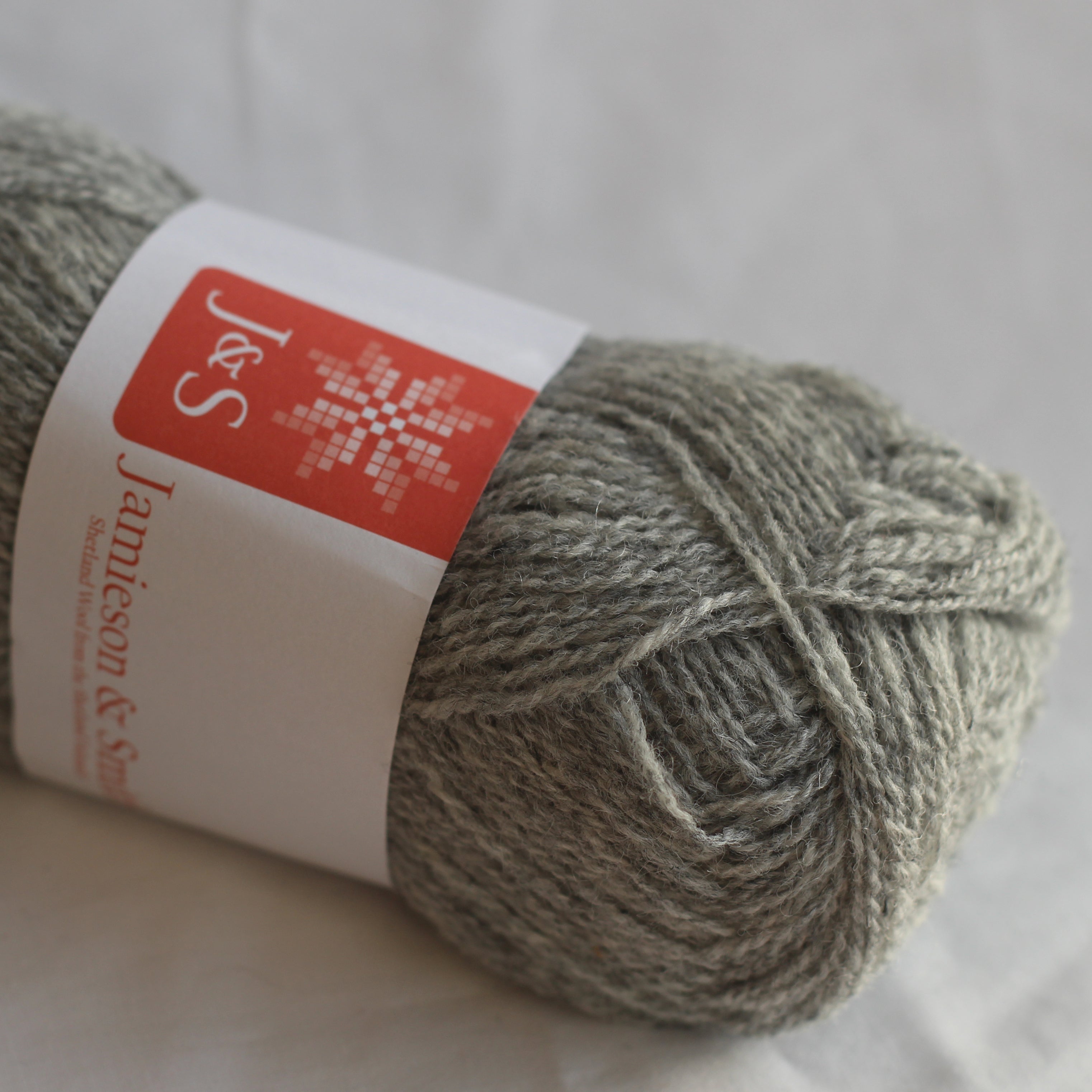 jamieson-smith-2ply-lace-weight-fil-l203-pelote-25g image 1