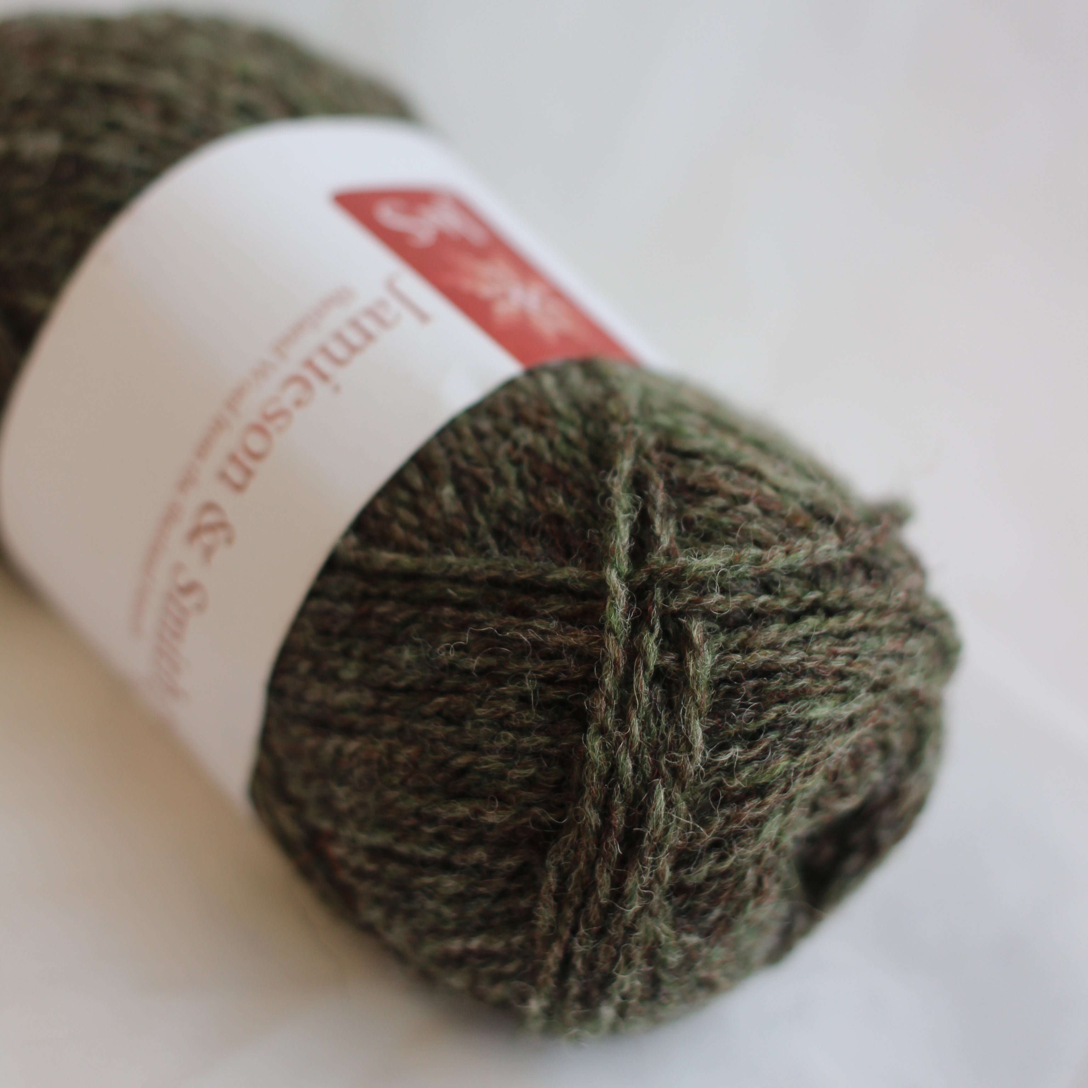 jamieson-smith-2ply-jumper-weight-fil-fc46-pelote-25g-vert-gris image 1