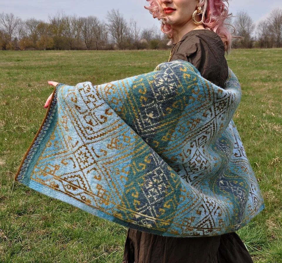 jamieson-s-pearl-of-orient-shawl-patron-ch-le-turquoise-et-or image 1