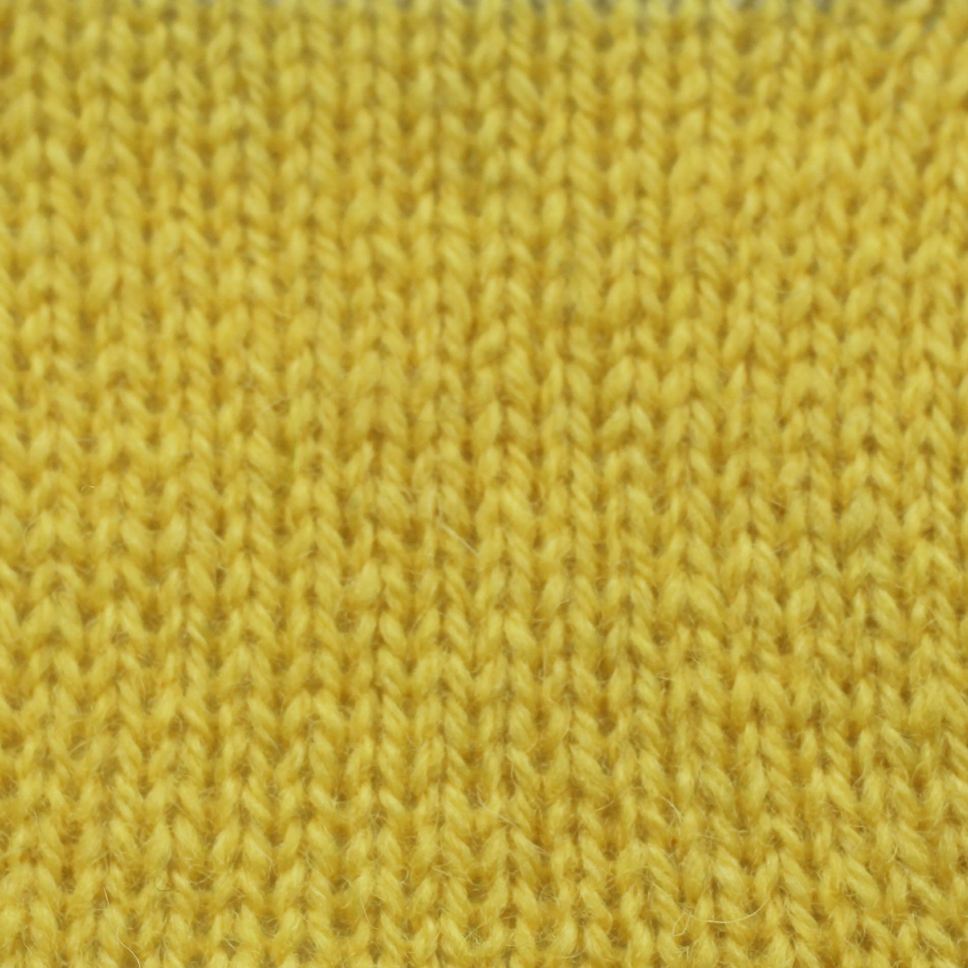 jamieson-smith-2ply-jumper-weight-fil-23-pelote-25g-jaune-vif image 2